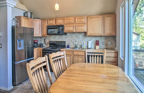 Newman Lake Cabin | Charming Cabin on Newman Lake w/ Boat Dock!