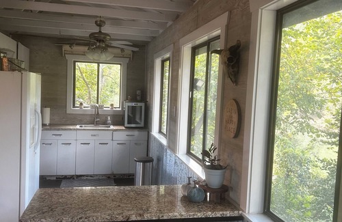 Eureka Cabin | Charming cabin overlooking Meramec River near MANY attractions