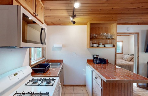 Middletown Cabin | Charming Cabin with 2 bedrooms. King bed and Queen Bed, 65" TV, Recliners, Deck
