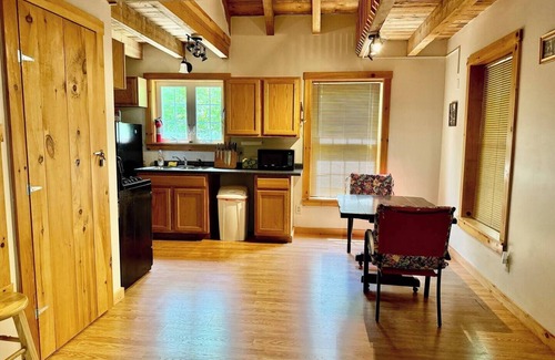 Burnham Cabin | Charming cabin with AC in Burnham - Perfect getaway.