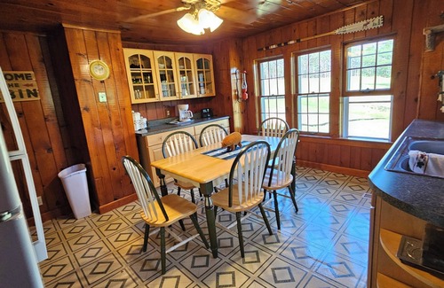 Grubville Cabin | Charming Cabin with screened in porch