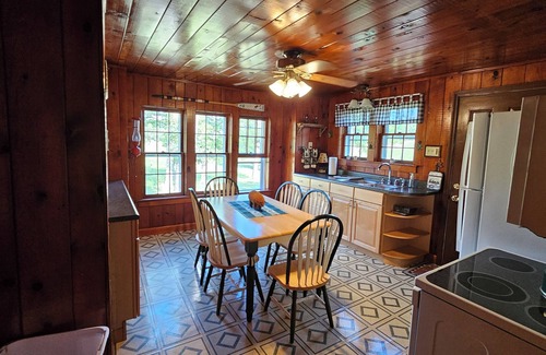 Grubville Cabin | Charming Cabin with screened in porch