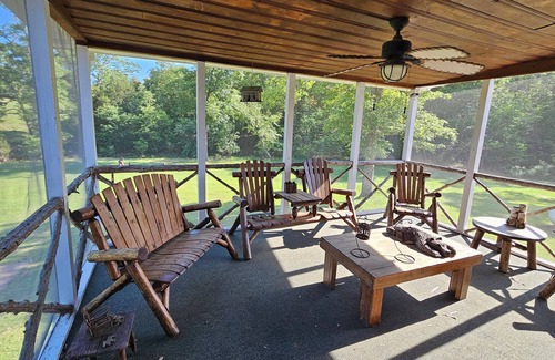Grubville Cabin | Charming Cabin with screened in porch
