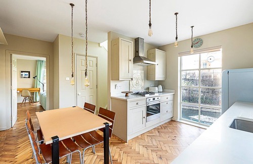 Bethnal Green Apartment | Charming Canal-View Retreat