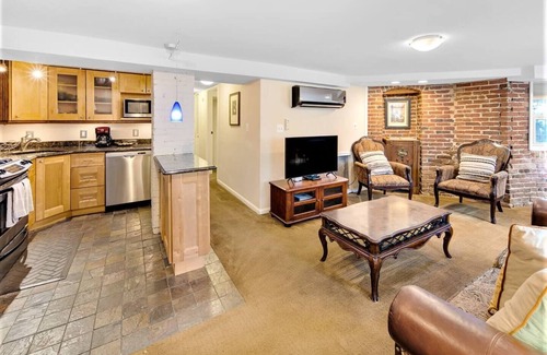 Stanton Park Apartment | Charming Cap Hill 2BR - 3 blocks to Cap Vet Owned