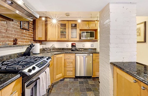 Stanton Park Apartment | Charming Cap Hill 2BR - 3 blocks to Cap Vet Owned