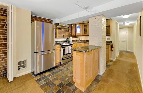 Stanton Park Apartment | Charming Cap Hill 2BR - 3 blocks to Cap Vet Owned