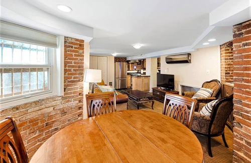 Stanton Park Apartment | Charming Cap Hill 2BR - 3 blocks to Cap Vet Owned