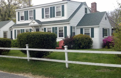 West Yarmouth House | Charming Cape Home Secs to Beach- 5 Brs 4 with Queens Slps10 to 12