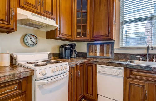 Hitch Village - Fred Wessels Homes Condo | Charming Carriage House, Heated Pool Access