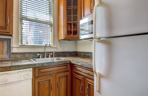 Hitch Village - Fred Wessels Homes Condo | Charming Carriage House, Heated Pool Access