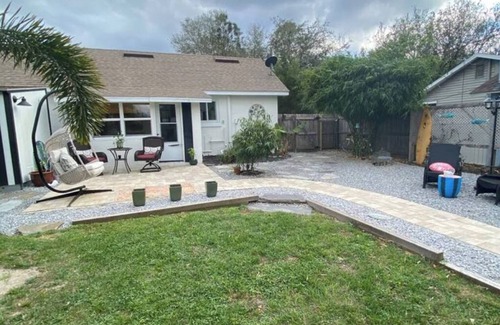 Mount Dora Cottage | Charming Celtic Cottage Retreat – 2 Bed, 1 Bath Haven"