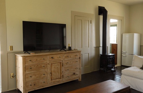 Albion Cottage | Charming centrally-located 3-bedroom cottage on the coast with Albion river view
