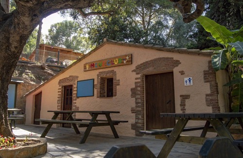 Miami Platja House | Charming Chalet Near Beach