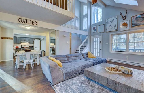 Tobyhanna House | Charming Chalet w/Hot Tub,King Suite,Dog Friendly
