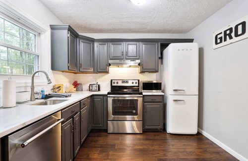 Tobyhanna House | Charming Chalet w/Hot Tub,King Suite,Dog Friendly