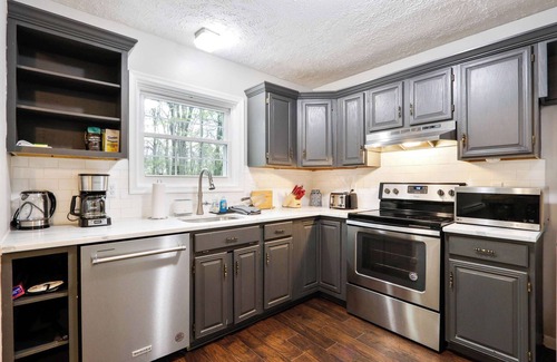 Tobyhanna House | Charming Chalet w/Hot Tub,King Suite,Dog Friendly