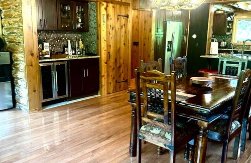 Roxbury Ski Chalet | Charming chalet with 5 bedrooms and WiFi, fitness room in peaceful Roxbury