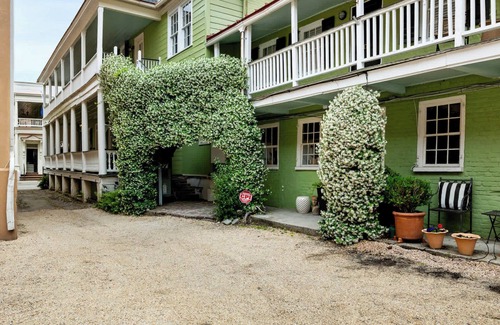 Charleston Historic District House | Charming Charleston Suite |Sleeps 4| Historic Area