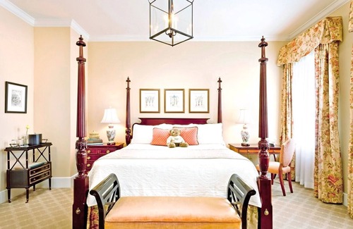 Charleston Historic District Hotel | Charming Charleston Room with Access to historic City Market