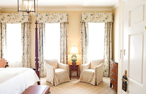 Charleston Historic District Hotel | Charming Charleston Room with Access to historic City Market
