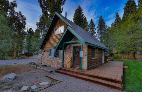 Tahoe Paradise House | Charming Cherokee Cabin - Secluded Stay for 6 Just 10 Minutes to Tahoe