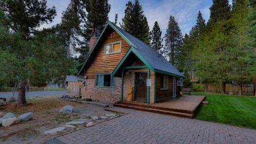 Tahoe Paradise House | Charming Cherokee Cabin - Secluded Stay for 6 Just 10 Minutes to Tahoe
