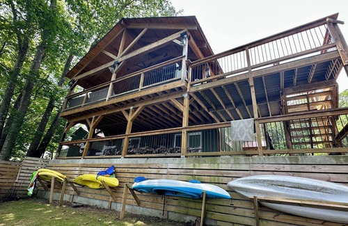 Northville House | Charming Chic Home. Sleeps 15, Pet-friendly!