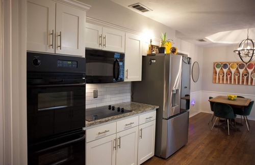 Allen House | Charming Classy & Elegant 2-bedroom home with fitness room! Sleeps 4