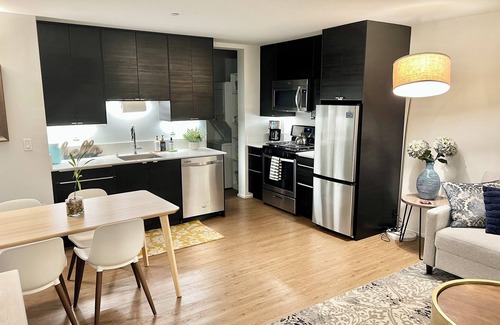 King Apartment | Charming, close-in 2-bedroom modern apartment in Hip Portland Neighborhood.