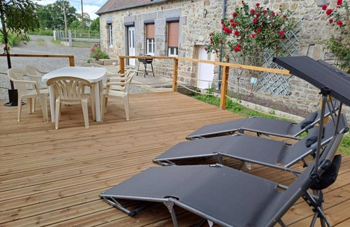 Domfront en Poiraie Cottage | Charming cottage with terrace, pets allowed