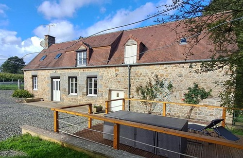 Domfront en Poiraie Cottage | Charming cottage with terrace, pets allowed