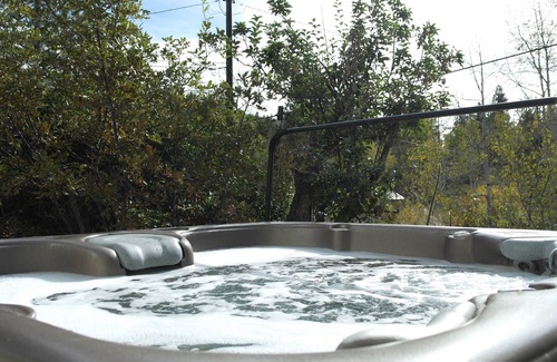 Green Mountain Falls House | Charming Cottage with HOT TUB & EV Charger