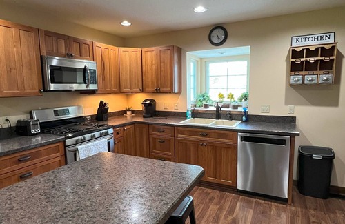 South Bloomingville Cottage | Charming cottage, porch, patio, valley views, close to caves, in Hocking Hills