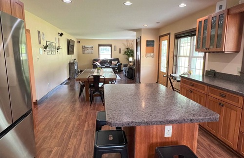 South Bloomingville Cottage | Charming cottage, porch, patio, valley views, close to caves, in Hocking Hills