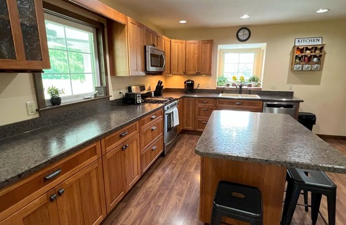 South Bloomingville Cottage | Charming cottage, porch, patio, valley views, close to caves, in Hocking Hills