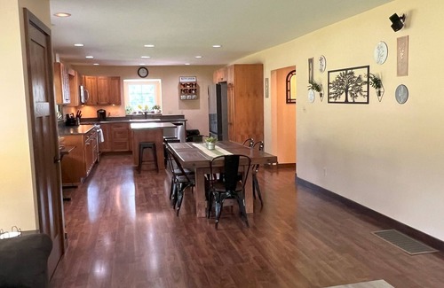 South Bloomingville Cottage | Charming cottage, porch, patio, valley views, close to caves, in Hocking Hills