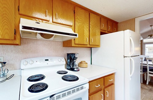 Myrtle Beach Cottage | Charming Coastal Getaway w/Amazing Locale: 2 Pools, 2 Blocks to Beach