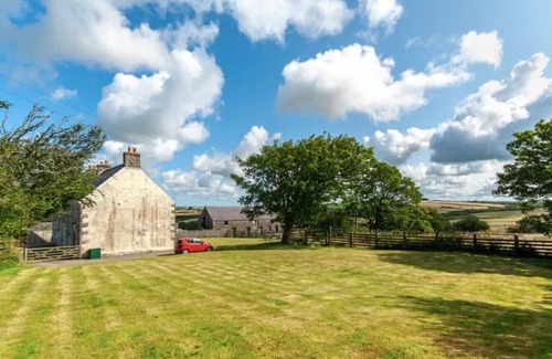 Haverfordwest House | Charming Coastal Farmhouse with Sea Views & Garden