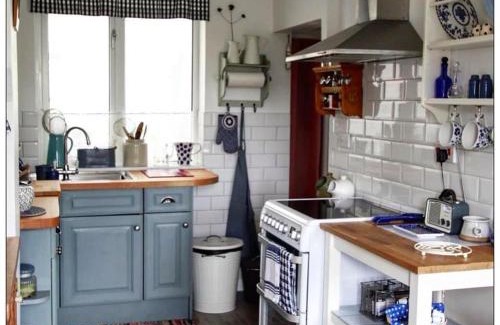 Flushing House | Charming Coastal Retreat in Flushing, Cornwall | Cosy Village Home with Parking & Outdoor Space, Near Beach & Falmouth Ferry