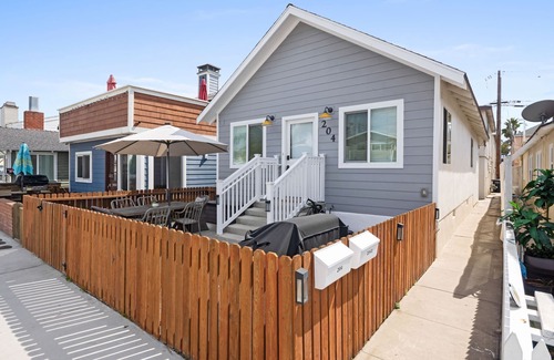 West Newport Cottage | Charming Coastal Cottage - Off Street, Back Upstairs Unit!