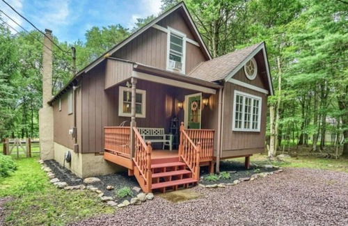 Mount Pocahontas Cottage | Charming Colville Cottage with King Bed/Deck/Pet Friendly!