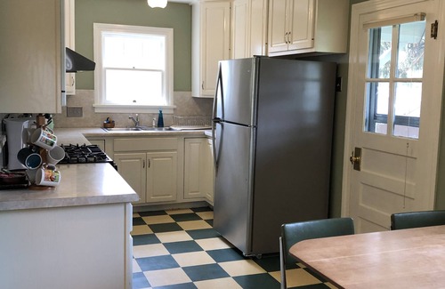 Glenwood Springs House | Charming, Comfortable, Centrally located home 4 +2 1/2 (Sleeps 7)