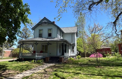 Kalamazoo Apartment | Charming, comfortable 1 Bedroom/1Bath on gorgeous historic street.