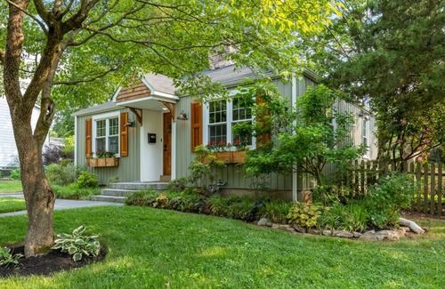 North Wales House | Charming & Comfy ☀ Near Trails ☀ Fireplace ☀ Patio