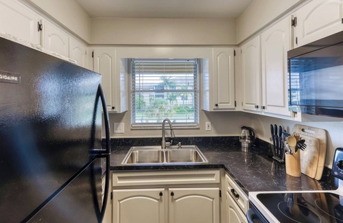 Dunedin House | Charming condo close distance to Honeymoon Island!