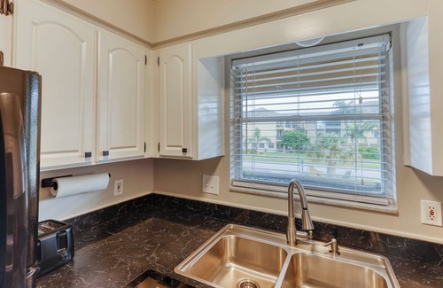 Dunedin House | Charming condo close distance to Honeymoon Island!