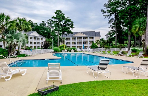 Waterford Plantation Condo | Charming condo near the beach with pool, golf, balcony, & washer/dryer