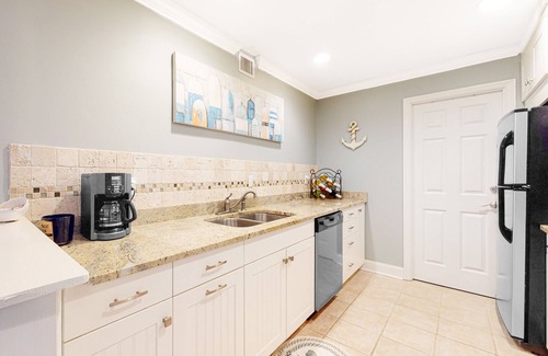 Harbour Town Condo | Charming condo near beach & Harbour Town with full kitchen, balcony