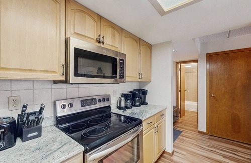 Copper Mountain Village House | Charming condo with a private sunroom, kitchen, & hot tub - walk to lift